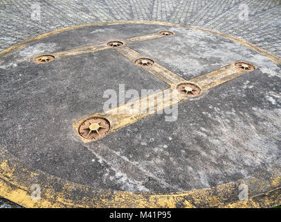 Gros plan de l'hélisurface symbole sur le sol en béton près du parc national. Banque D'Images