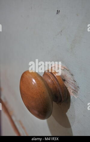 Un vieux bouton d'armoire en bois et desserrer Banque D'Images