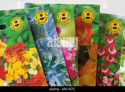 Paquets de graines colorées afficher RHS parfait pour les pollinisateurs logo abeille UK Banque D'Images