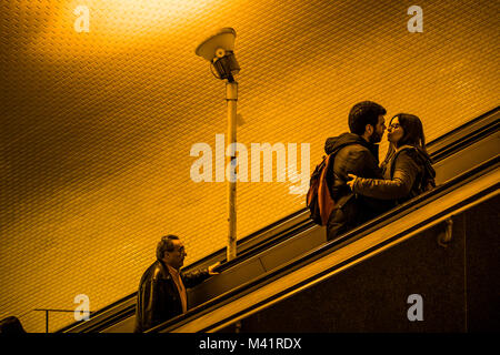 Un couple baiser sur la station de métro Baixa-Chiado escaliers mécaniques à Lisbonne, Portugal. Banque D'Images