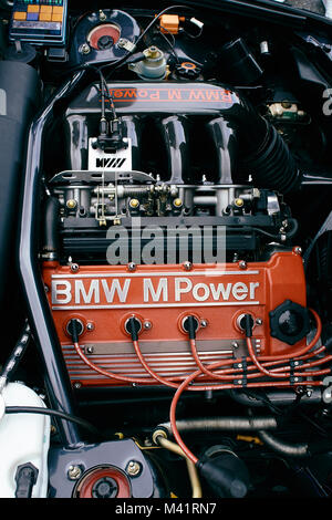 Image détaillée de la baie de moteur d'une BMW M3 des années 1980 avec une BMW rouge M Couvercle de came d'alimentation Banque D'Images