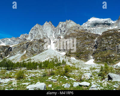 Vue paysage dans les spectaculaires angles de l'Alp Devero dans une journée ensoleillée, Alpi Lepontine, paysage de montagne d'été Banque D'Images