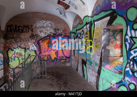 L'Europe, l'Allemagne, Cologne, graffiti dans un escalier à l'Suedbruecke, pont de chemin de fer sur le Rhin. Europa, Deutschland, Koeln, Graffiti im Banque D'Images