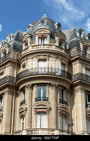 Façade de maison typique avec balcon au 16ème arrondissement de Paris. France Banque D'Images