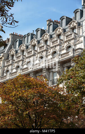 Façade de maison typique avec balcon au 16ème arrondissement de Paris. France Banque D'Images