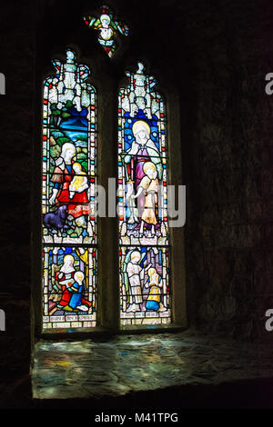 Beau vitrail dans une église anglaise Banque D'Images