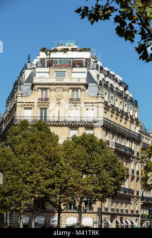 Façade de maison typique avec balcon au 16ème arrondissement de Paris. France Banque D'Images