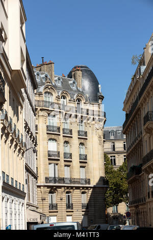 Façade de maison typique avec balcon au 16ème arrondissement de Paris. France Banque D'Images