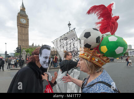 Cameron protestataires avec masque et boules à la 'Budget' coiffure en face de la Chambre du Parlement en date du budget de l'ATLC manifestation à la place du Parlement Banque D'Images