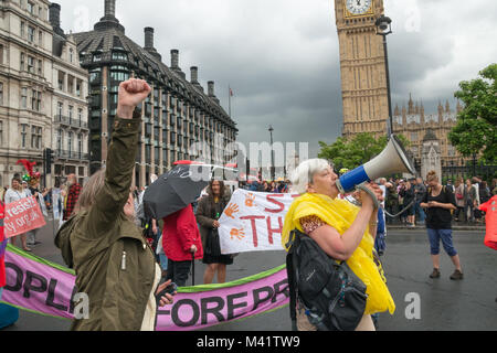 Candy Udwin, PCS victimes Rep à la galerie nationale d'où elle vient ont marché avec d'autres grévistes parle lors de la CAPD de la date du budget manifestation à la place du Parlement. Banque D'Images