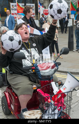 Paula Peters de l'ATLC détient deux ballons avec des messages pour le gouvernement à la mobilité de personnes contre les coupures 'boules pour le budget" comme elle va à travers Whitehall à jeter à Downing St. Banque D'Images