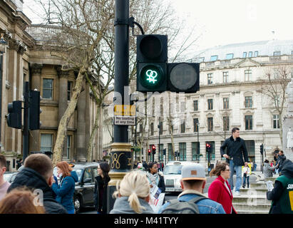 Feux de circulation piétonne LGBT Trafalgar Square London England UK Banque D'Images