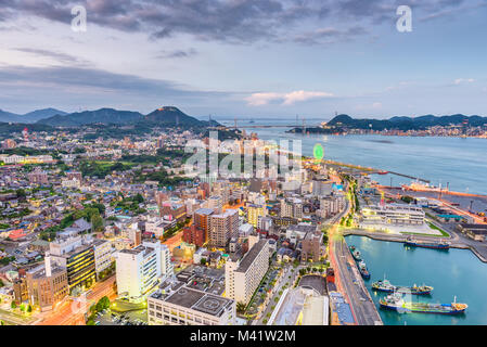 Shimonoseki, Yamaguchi, Japon skyline sur le détroit de Kanmon. Banque D'Images