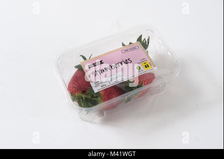 Supermarché Aldi les fraises dans un récipient en plastique Banque D'Images
