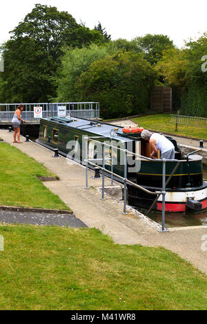 Bateau étroit de Culham Lock sur la Tamise, Oxfordshire Banque D'Images