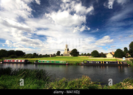 Narrowboats sur la rivière Nene ; St Mary and All Saints Church ; village ; Fotheringhay Northamptonshire, Angleterre, Royaume-Uni Banque D'Images