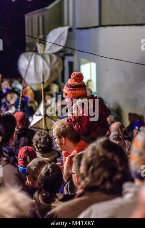 Lanterne de papier en forme de pomme réalisée par la foule dans la rue à un wassail, ou d'hiver traditionnelle fête de la pomme, Stoke Gabriel, Devon, UK. Jan 2018. Banque D'Images