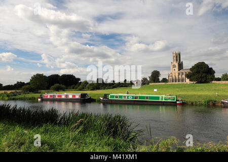 Narrowboats sur la rivière Nene ; St Mary and All Saints Church ; village ; Fotheringhay Northamptonshire, Angleterre, Royaume-Uni Banque D'Images