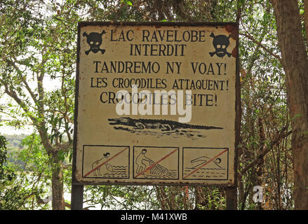 Avertissement de danger sign crocodile Lac Ravelobe, Ampijoroa Ankarafantsika, Forêt, Parc national de Madagascar Novembre Banque D'Images