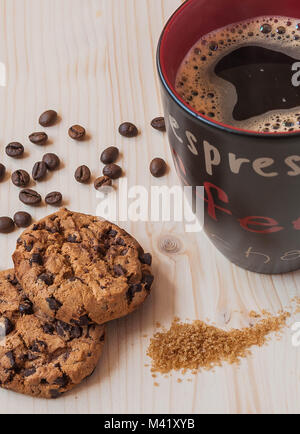 Le café du matin avec des biscuits au chocolat sucré Banque D'Images