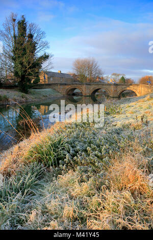 Hiver Gel ; Welland Rivière Pont de pierre ; Deeping St Jacques, Lincolnshire, Angleterre, Royaume-Uni Banque D'Images