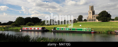 Narrowboats sur la rivière Nene ; St Mary and All Saints Church ; village ; Fotheringhay Northamptonshire, Angleterre, Royaume-Uni Banque D'Images