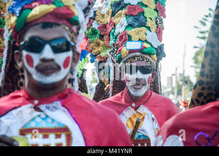 Les hommes vêtus de costumes colorés avec la peinture pour le visage en prenant part à un défilé à le Carnaval de Barranquilla en Colombie Banque D'Images