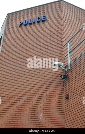 Une caméra de surveillance CCTV monté sur le mur de brique d'un poste de police à Bristol, Angleterre Banque D'Images