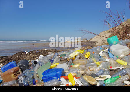 Les ordures, déchets de plastique, et sur la plage après les tempêtes d'hiver. Banque D'Images