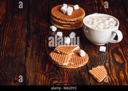 Gaufres de Stroop avec un Blanc cassé avec tasse de chocolat chaud avec de la guimauve et Waffle Pile. Copie de l'espace sur la gauche. Banque D'Images