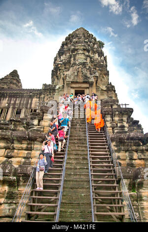ANGKOR WAT, AU CAMBODGE - NOV 20,2013 : des moines bouddhistes à Angkor Wat complexe sur Nov 20, 2013.Le Cambodge. Angkor Wat a été d'abord un Hindou, puis par la suite, un Banque D'Images
