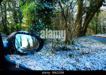 Dans le droit de l'image non mise au point d'une aile de voiture miroir reflétant la neige scène, dans le reste de l'image bois recouverte de neige et un pays l Banque D'Images