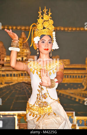 SIEM REAP, Cambodge - 21 nov. 2013 : Khmer classical dancers performing en costume traditionnel le Nov 21, 2013 à Siem Reap, Cambodge. La danse Apsara est Banque D'Images