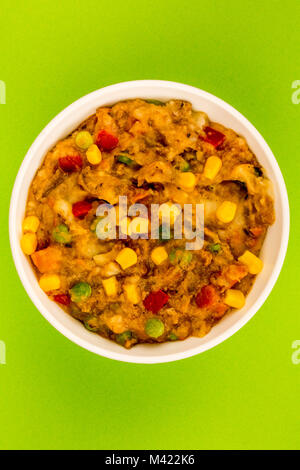 Shepards traditionnelle Tarte et légumes servi dans un bol sur un fond vert Banque D'Images