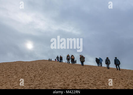 PILAT, FRANCE - 28 décembre 2017 : les touristes l'ascension de la Dune du Pilat (Dune du Pilat) lors d'un après-midi nuageux. Pilat, ou du Pyla est la plus grande du sable Banque D'Images