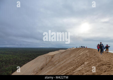 PILAT, FRANCE - 28 décembre 2017 : les touristes l'ascension de la Dune du Pilat (Dune du Pilat) lors d'un après-midi nuageux. Pilat, ou du Pyla est la plus grande du sable Banque D'Images