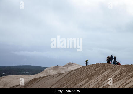 PILAT, FRANCE - 28 décembre 2017 : les touristes l'ascension de la Dune du Pilat (Dune du Pilat) lors d'un après-midi nuageux. Pilat, ou du Pyla est la plus grande du sable Banque D'Images