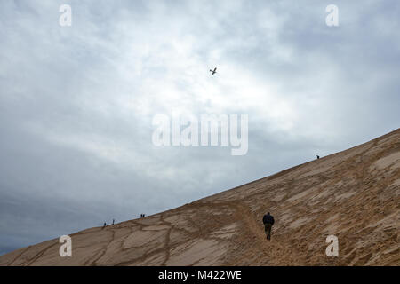 PILAT, FRANCE - 28 décembre 2017 : les touristes l'ascension de la Dune du Pilat (Dune du Pilat) lors d'un après-midi nuageux. Pilat, ou du Pyla est la plus grande du sable Banque D'Images