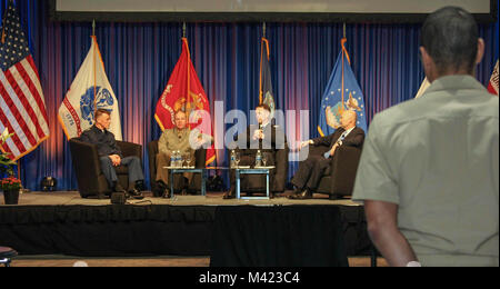 De gauche, Commandant de la Garde côtière Adm. Paul F. Zukunft, Commandant de la Marine Corps le général Robert B. Neller, chef des opérations navales Adm. M. John Richardson, a pris sa retraite et le SMA de la Marine. James Stavridis répondre aux questions des membres du service et les participants à la mer les chefs de service de ville Dîner au Centre de Congrès de San Diego, San Diego, Californie, le 8 février 2018. Ils ont parlé de leurs services respectifs et répondu aux questions du public. (U.S. Marine Corps photo par le Sgt. Olivia G. Ortiz) Banque D'Images