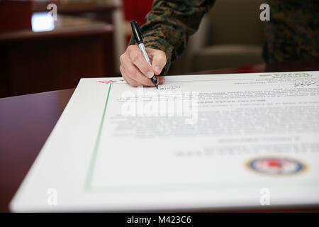 U.S. Marine Corps Brig. Le général Kevin J., commandant général Persmnes Installations du Corps des Marines à l'Ouest, du Marine Corps Base Camp Pendleton, signe une proclamation pour économiser sur la semaine militaire Camp Pendleton, en Californie, le 8 février 2018. Semaine enregistre militaire est conçu pour étendre la sensibilisation financière sur la création de richesse grâce à l'argent d'économie et de la réduction de la dette, tout en mettant l'accent sur le nouveau système de retraite mixte. (U.S. Marine Corps Photo par Cpl Anabel Abreu-Rodriguez) Banque D'Images