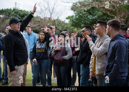 CAMP FOSTER, Okinawa, Japon - Membres du caporal's Course 538-18 participer à une discussion de groupe au cours d'une Marine Corps Community Services sites de bataille d' le 8 février à Crête Kakazu, Okinawa, Japon. Le caporal s'est bien sûr grâce à ce tour d'apporter une plus grande compréhension pour les sous-officiers de marine, officier de la marine et de la masse des membres de la Force d'autodéfense du Japon sur ce qui s'est passé ici à Okinawa pendant la Seconde Guerre mondiale et la façon dont ces opérations leur effet mission actuelle ici dans la région du Pacifique Indo-Asia. (Photo de la Marine américaine Lance Corporal Tayler P. Schwamb) Banque D'Images