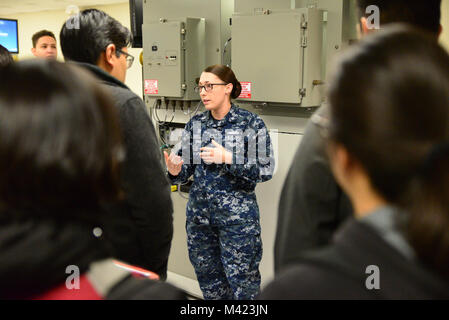 180208-N-B978-054, GRANDS LACS Il (fév. 8, 2018) Centre pour les systèmes de combat de surface des Grands Lacs de l'unité des membres du personnel de donner une visite de technicien électronique/Controlman l'incendie de l'École 'A' RADAR T1 tâche partielle du formateur pour les élèves à partir de Waukegan High School. La visite a été conçu pour montrer aux élèves et expliquer l'importance de la science, de la technologie, l'ingénierie, et mathmatics dans leurs tarifs. (U.S. Navy photo de Brian Walsh/libérés) Banque D'Images