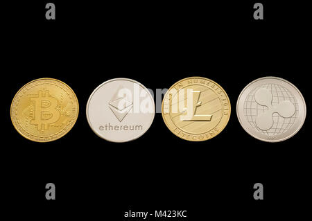 Collection de quatre principaux ou cryptocurrencies numérique. , Bitcoin Ethereum (éther), Litecoin & Ondulation (XRP) sur fond noir Banque D'Images