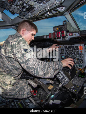 Les cadres supérieurs de l'US Air Force Airman Trevor Holeman, un technicien des télécommunications et de la navigation avec le 116e Escadron de maintenance des aéronefs, la Géorgie Air National Guard, s'occupe de l'entretien d'une unité d'affichage radar météo sur un E-8C STARS conjointe avant un lancement au cours de l'effort d'une lame de rasoir 18-02 à Base Aérienne Robins, Ga, le 8 février 2018. L'exercice a été une évaluation de l'état destiné à évaluer et mesurer JSTARS Équipe capacité à déployer rapidement et à employer des aviateurs prêt au combat et la puissance aérienne. L'objectif de l'exercice a porté sur le traitement de personnes, de marchandises, et le E-8C'ÉTOILE. Team JSTARS, consi Banque D'Images
