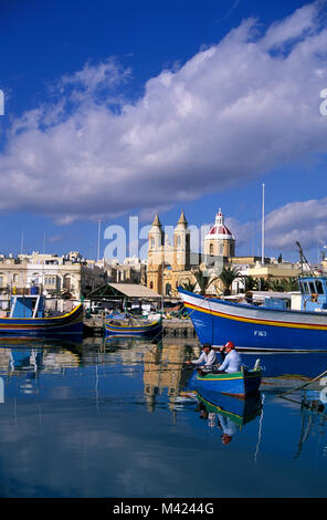 Bateaux de pêche dans le port de Marsaxlokk, Malte, Europe Banque D'Images