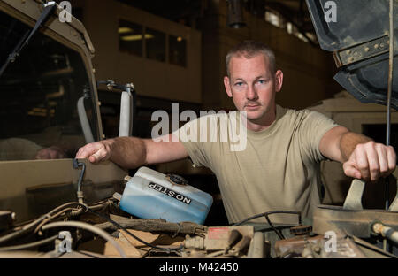 U.S. Air Force Tech. Le Sgt Robert Black, sous-officier responsable d'atelier principal affecté au 97e Escadron de préparation logistique, pose pour un portrait à la 97e, l'atelier d'entretien du véhicule LRS 9 février 2018, à la base de la Force aérienne Altus, Okla. Black a été affecté à la 97e Escadre de mobilité aérienne depuis près de 14 ans et espère terminer sa carrière à l'Altus AFB. (U.S. Photo de l'Armée de l'air par le sergent. Kenneth W. Norman) Banque D'Images