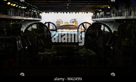 Océan Atlantique (fév. 9, 2018) Un bateau de débarquement, d'un coussin d'air (LCAC), rattaché à l'unité d'Assaut (ACU), 4 entre dans le puits pont du navire d'assaut amphibie USS Iwo Jima (DG 7). L'Iwo Jima Groupe amphibie se lance la 26e unité expéditionnaire de Marines Iwo Jima et comprend, le transport amphibie Navire dock USS New York (LPD 21), le dock landing ship USS Oak Hill (LSD 51), l'équipe chirurgicale de la flotte d'hélicoptères de combat, 8 Mer 28 Escadron, l'Escadron de contrôle aérien tactique, 22 composantes de la plage de Marine Groupe 2 et le personnel de l'Escadron amphibie embarqués 4. (U.S. Photo de la marine par la communication de masse Banque D'Images