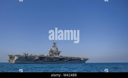 180209-N-MJ135-1097 GOLFE Arabo-persique (fév. 9, 2018) Le porte-avions USS Theodore Roosevelt (CVN 71) transits dans le golfe Arabe. Theodore Roosevelt et son groupe aéronaval sont déployés dans le domaine de la 5e flotte américaine des opérations à l'appui des opérations de sécurité maritime pour rassurer les alliés et les partenaires et de préserver la liberté de navigation et la libre circulation du commerce dans la région. (U.S. Photo par marine Spécialiste de la communication de masse 3 Classe Spencer Roberts/libérés) Banque D'Images