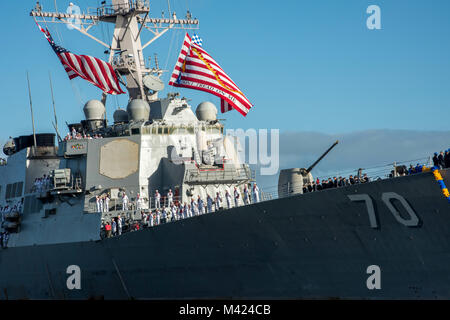 180209-N-QE566-004 PEARL HARBOR-- (fév. 09, 2018) Le destroyer USS-missiles Hopper (DDG 70) est revenu à son port d'attache d'une base commune Pearl Harbor-Hickam après la réussite d'un déploiement de quatre mois. Lors d'un déploiement à l'ouest du Pacifique et le golfe Arabique avec la 7è et 5e Flotte La flotte américaine, Hopper fait la promotion de la sécurité et de la stabilité ainsi que la défense antimissile balistique. (Photo par Américain spécialiste de la communication de masse 1re classe Corwin Colbert) Banque D'Images