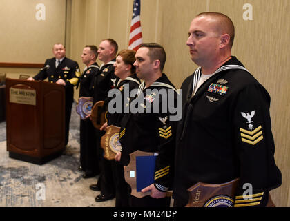 180209-N-YN937-096 VIRGINIA BEACH, en Virginie (9 février 2018) 2017 Navy Expeditionary Combat Command (CCEN) des marins de l'année (soya) reçoivent des prix lors de la cérémonie d'annonce de soja. Ccen permet aux forces de combat du corps expéditionnaire de la Marine d'exécuter, de combat, d'appui au combat et de soutien des missions sur l'ensemble des conjointes, naval, et opérations combinées qui permettent l'accès de la mer et de la liberté d'action tout au long de la mer vers la terre et les environnements d'exploitation. (U.S. Photo par marine Spécialiste de la communication de masse 3 Classe Alan Lewis/libérés) Banque D'Images